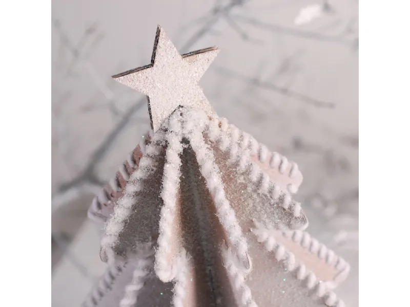 coppia con albero di natale bianco