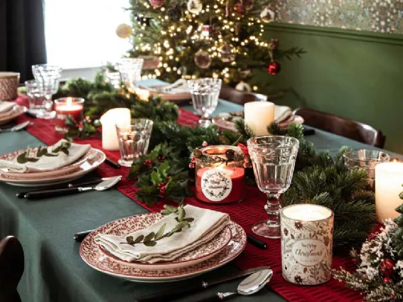 Tavola di Natale elegante in toni di verde e rosso