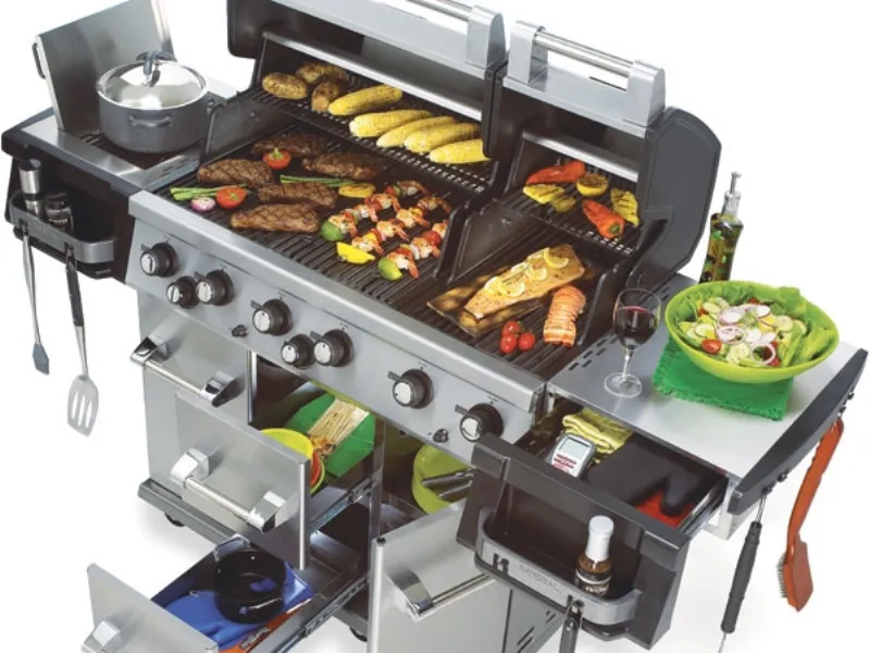 barbeuce aperto con strumenti da cucina, pentola, vino rosso, verdure grigliate e condimenti