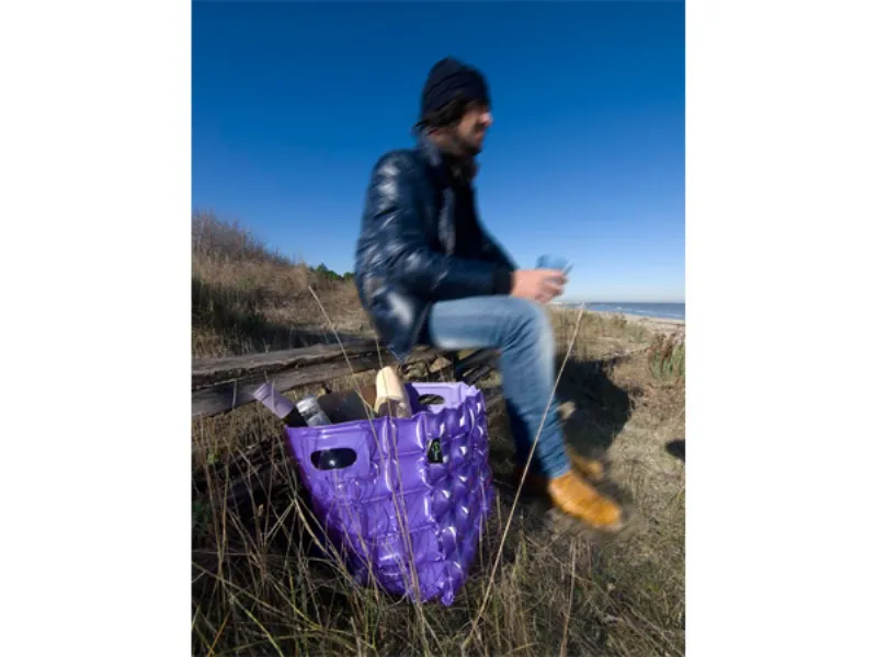 ragazza su prato con borsa viola