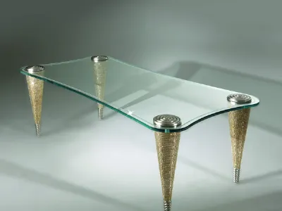 tavolino con piano in vetro trasparente e quattro gambe dorate