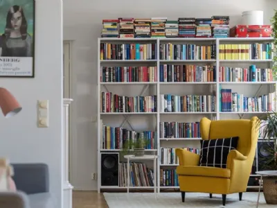 Poltrona e libreria in zona giorno