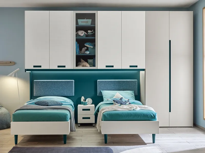 La composizione KC425 Moretti Compact con armadio a ponte e due letti gemelli
