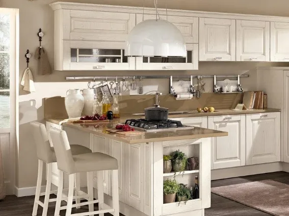Cucina classica in legno chiaro con penisola