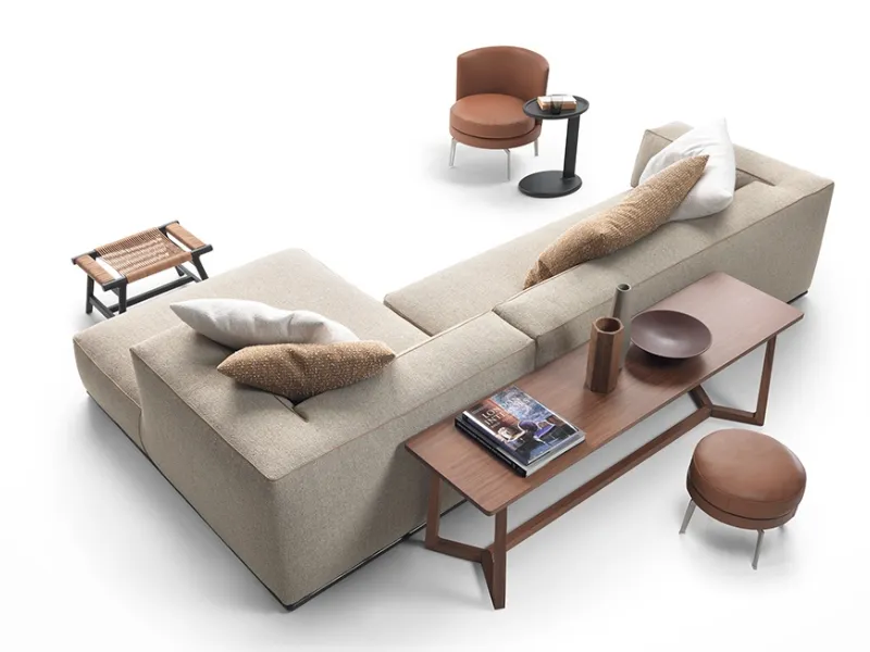 Perry di Flexform. Divano modulare con struttura in legno massello e imbottitura in poliuretano