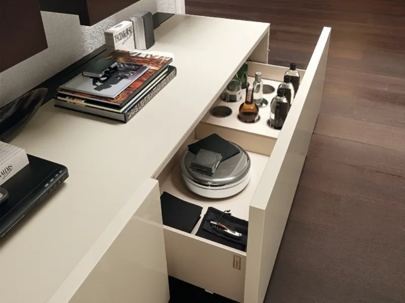 dettaglio di cassettone del mobile cucina color panna con pentole e portacondimenti 