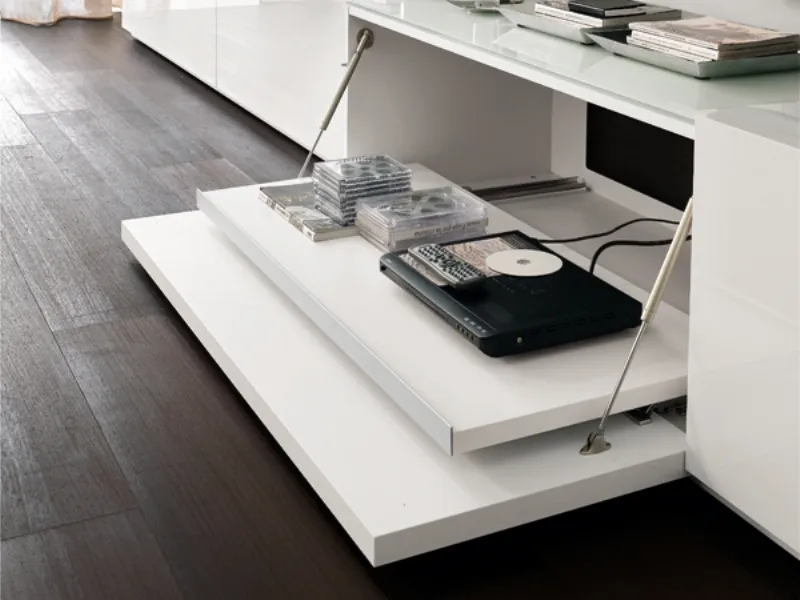 dettaglio di cassettone del mobile cucina color panna con pentole e portacondimenti 