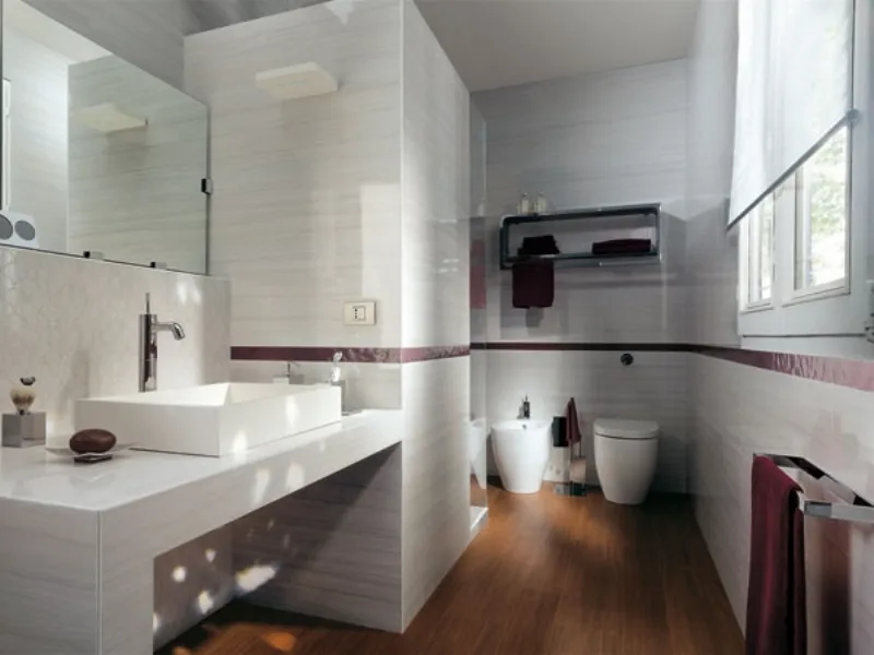 Bagno in ceramica con parquet