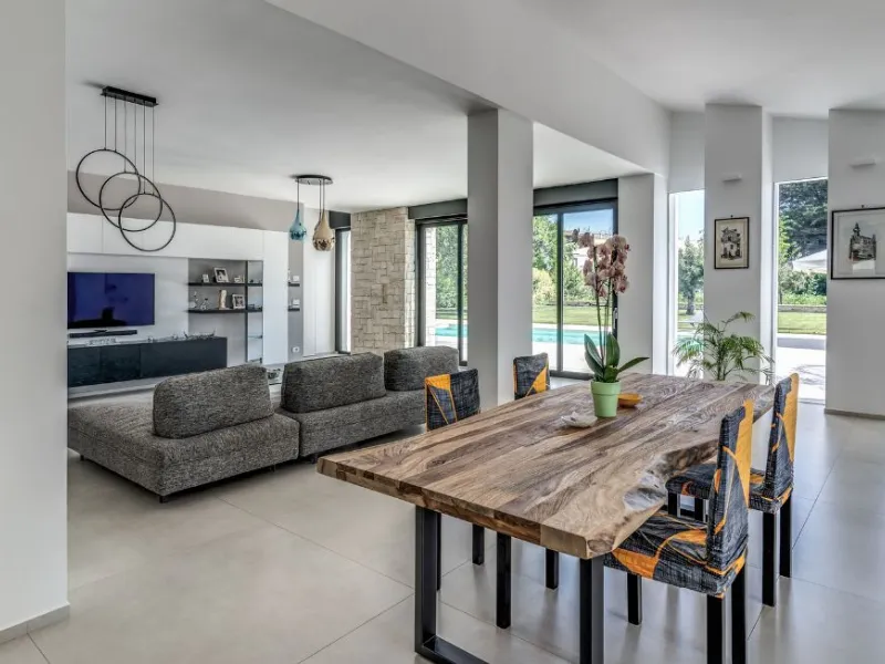 Un arredamento ben studiato e grandi finestre nella villa