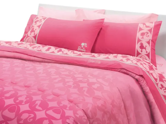 letto matrimoniale con biancheria e copriletto trapuntato nelle tonalità del rosa con loghi Barbie