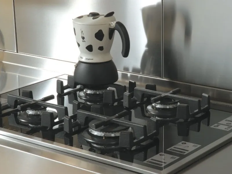 Cucina con pannelli di rivestimento