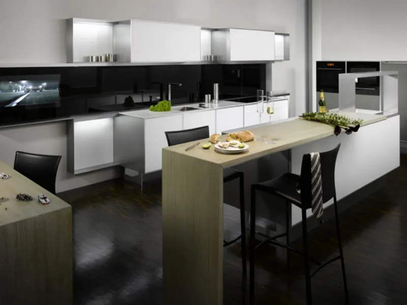 Cucina moderna di lusso con bancone e sgabelli