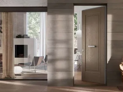 Una porta blindata in legno, fronte e retro