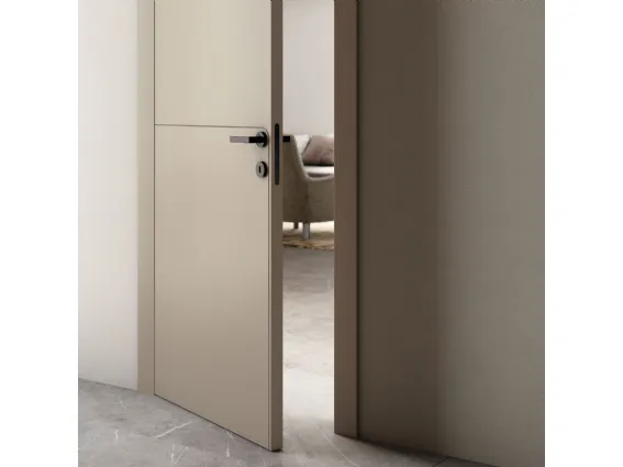 Porta in legno incisa Pivato, serie Orbita in laccato opaco Cashmere con dettagli tecnici e maniglia nero opaco